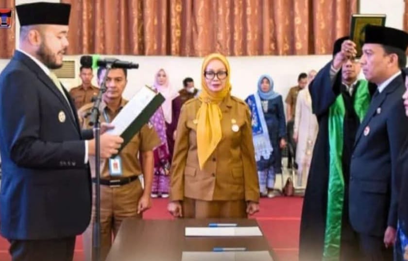 Wako Padang, Fadly Amran, saat melantik Sonny Budaya Putra sebagai Kepala Inspektorat Kota Padang.